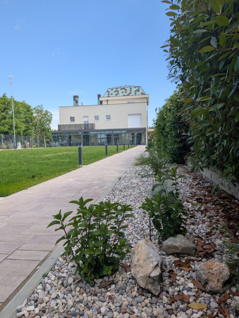 Giardino con Piante Officinali in primo piano